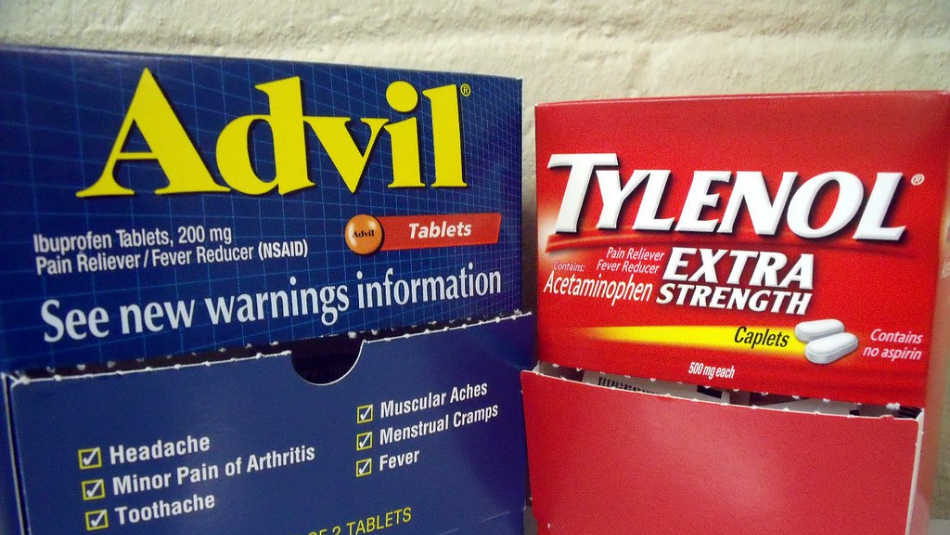 difference between advil and tylenol